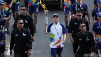 Obor Api Asian Games 2018 kembali meluncur dari Tugu Monas menuju Stadion Gelora Bung Karno, Jakarta, Sabtu (18/8/2018).