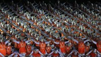 Ada ribuan penari terlibat dalam opening ceremony Asian Games 2018, termasuk di antaranya 1.600 siswa dari beberapa SMA di Jakarta yang menari Ratoh Jaroe, tarian Aceh. (Foto: REUTERS/Issei Kato)