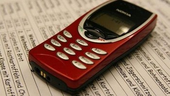 Nokia 8210, saat peluncurannya pada tahun 1999, adalah ponsel Nokia yang paling kecil dan juga paling ringan. (istimewa/phonearena)  