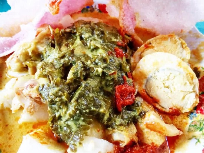 katupek gulai paku untuk sarapan