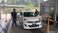 Sebelum masuk ke kawasan PLBN Entikong pun diperiksa ketat oleh aparat keamanan.