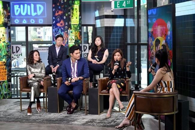 Crazy Rich Asians mencetak sejarah sebagai film terlaris dengan para pemain yang sebagian besar adalah orang Asia. Film komedi romantis itu pun memperlihatkan kehidupan elit orang Asia di Singapura. Kemewahan hidup para tokoh pun terlihat dari gaya busana glamour yang dipakai sepanjang film. Foto: Getty Images