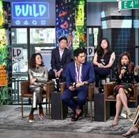 Crazy Rich Asians mencetak sejarah sebagai film terlaris dengan para pemain yang sebagian besar adalah orang Asia. Film komedi romantis itu pun memperlihatkan kehidupan elit orang Asia di Singapura. Kemewahan hidup para tokoh pun terlihat dari gaya busana glamour yang dipakai sepanjang film. Foto: Getty Images