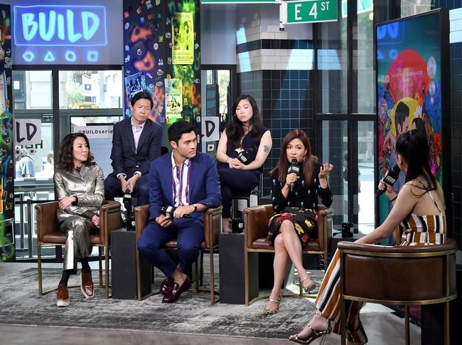 Selain di Crazy Rich Asians, Henry juga memamerkan kebolehannya berakting di film A Simple Favor. Di film tersebut, ia bersandingan dengan seniornya, aktris Blake Lively dan Anna Kendrick. (Foto: Getty Images)