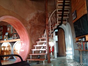 Selain Cantik, Rumah Tahi Sapi Juga Disebut Berkawan dengan Gempa