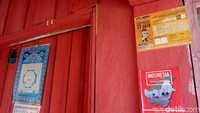 Rumah Pak Pangara memang tak besar, namun cukup untuk menghidupi keluarganya yang sudah menetap disana selama belasan tahun dengan 6 orang anak. Tampak stiker tanda bukti pencoblosan dan data pemilih Pemilu 2019 dari rumah Pak Pangara.
