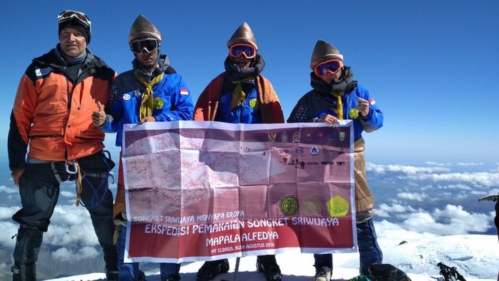 3 Mahasiswa Indonesia Mendaki Gunung Elbrus (Dok. KBRI Moskow)