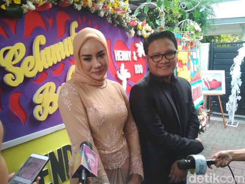 Jadi MC, Shinta Bachir Ikut Tegang Saksikan Pernikahan Rio Reifan Jadi MC, Shinta Bachir Ikut Tegang Saksikan Pernikahan Rio Reifan