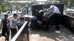 Aksi Petugas Dishub Tertibkan Kendaraan yang Parkir Sembarangan