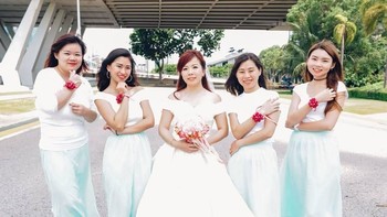 Entah apa alasannya, tapi bunga di pojok kanan gambar memang cukup mengganggu pemandangan. Foto: Facebook/Ivan Tan