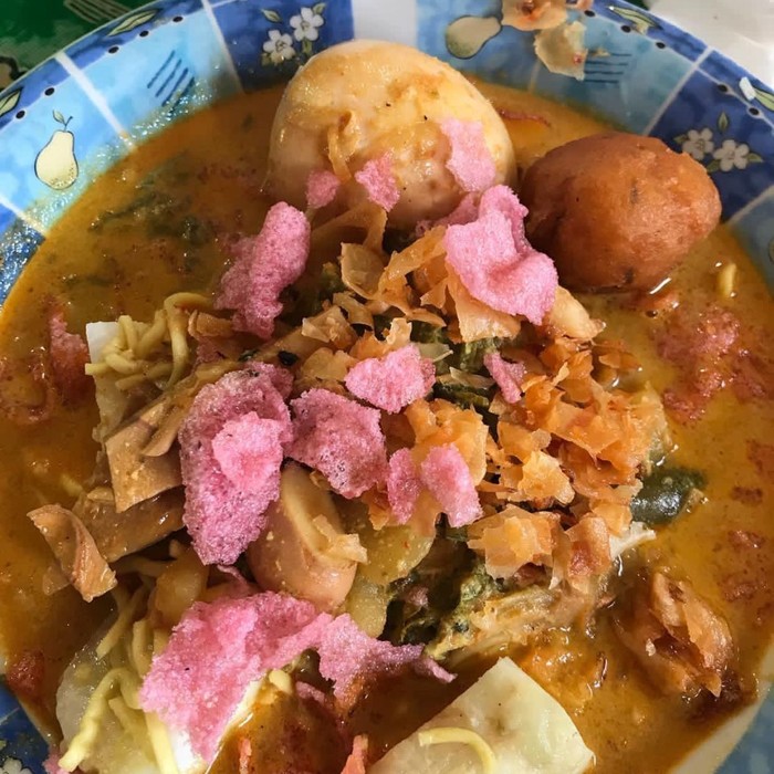 Lamak Nian Habis Olahraga Makan Katupek Gulai Paku Yang Gurih Pedas