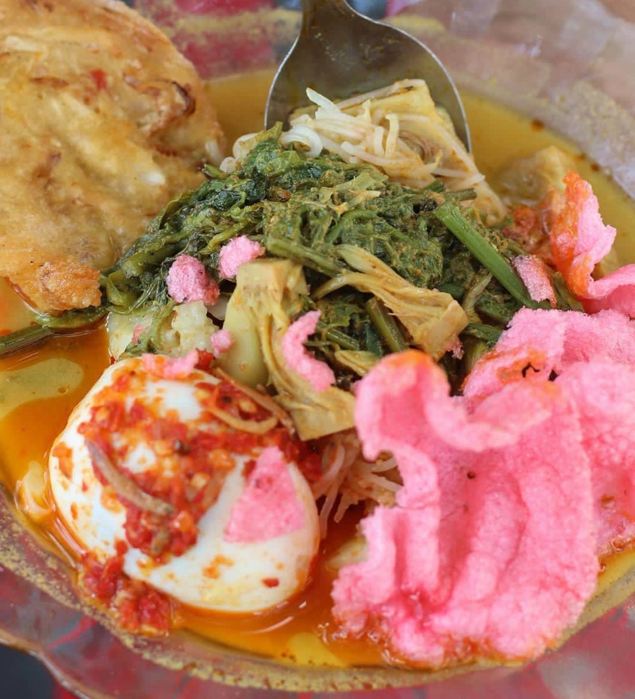 katupek gulai paku untuk sarapan