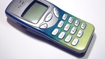 Dikenalkan tahun 1999, Nokia 3210 laris bak kacang goreng. (istimewa/phonearena)