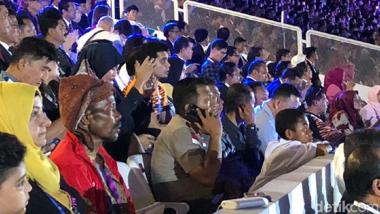 Bocah Joni Serius Tonton Opening Asian Games, Ini Fotonya Bocah Joni Serius Tonton Opening Asian Games, Ini Fotonya
