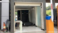 Akses masuk dari negeri sebrang Malaysia ke PLBN pun diperiksa secara ketat. Beberapa aparat mengecek barang-barang yang akan dibawa masuk ke Indonesia. Begitupun sebaliknya.