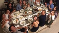 Sunday dinner with these dine folks, tulisnya. Kali ini Chelsy Davy dan teman-temannya tak makan di sebuah restoran. Melainkan di salah satu rumah kerabatnya. Foto: Instagram @chelsydavy