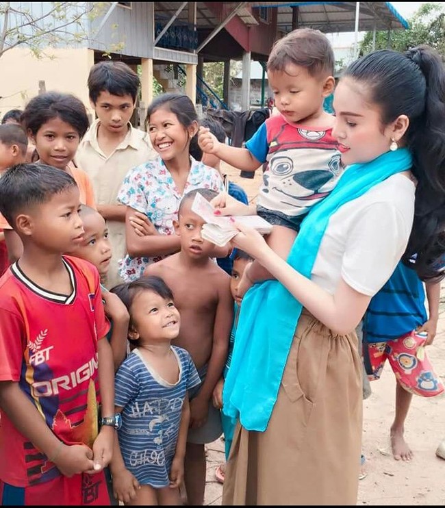 Tak hanya itu, Denny juga menghabiskan banyak waktunya dengan kegiatan sosial, bersama anak-anak kecil dan lansia. (Foto: Dok. Facebook Denny Kwan)
