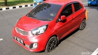 Mobil yang terparkir sembarangan pun tak lewat diberikan sanksi oleh petugas dengan dikempeskan roda kendaraannya. Petugas Dishub menginformasikan bagi warga pemilik kendaraan-kendaraan tersebut dapat mengambil kendaraan mereka di Kantor Dishub Jakarta Pusat dan nantinya pemilik kendaraan akan dikenakan sanksi berupa tilang.