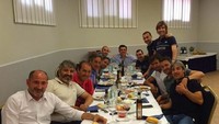 Bersama teman-teman pensiunan tim sepakbola Barcelona, Luis menikmati makan bersama. Foto: Instagram @luismillacoach