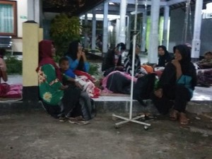 Gempa 6,7 SR NTT, Pasien di RSUD Dompu NTB Berhamburan