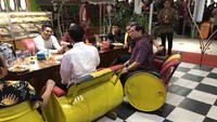 Pria berusia 55 tahun yang pernah menjabat sebagai wakil ketua DPR RI ini juga pernah terlihat asyik nongkrong santai ditemani es jeruk. Saat itu ada Presiden Jokowi yang sedang berdiskusi dengan wartawan Istana kepresidenan. Foto: Twitter/Pamono Anung