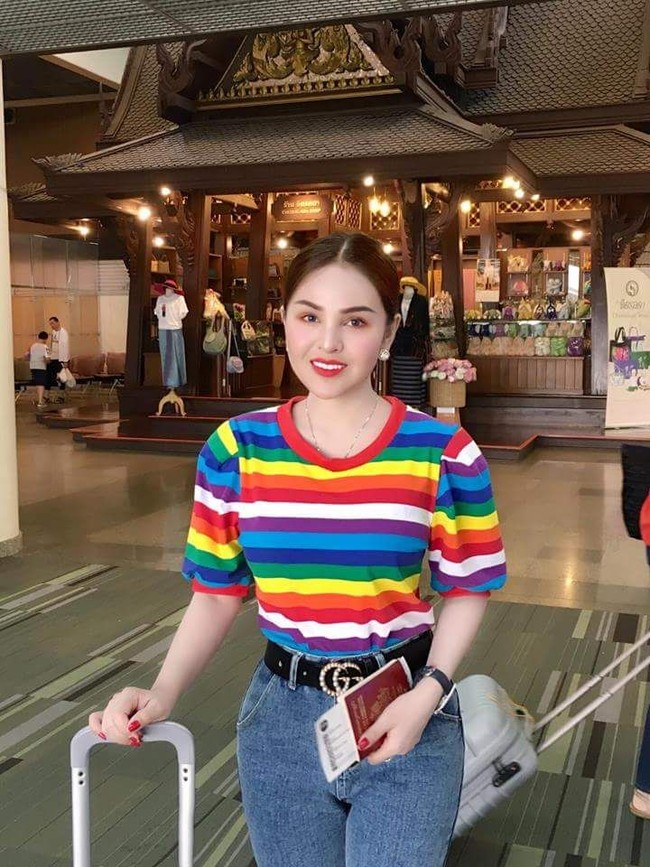 “Di Kamboja, ada banyak artis seksi. Beberapa bahkan lebih dari saya saat berfoto, menampilkan ciuman dan erotis. Saya tahu itu adalah hak saya untuk berpakaian seperti yang saya inginkan, tetapi budaya kami, orang Kamboja, tidak dapat menerimanya, ungkap Denny. (Foto: Dok. Facebook Denny Kwan)