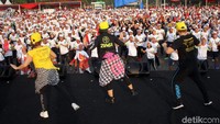Acara pawai obor Asian Games ini pun di meriahkan dengan senam zumba untuk membakar semangat warga yang datang.