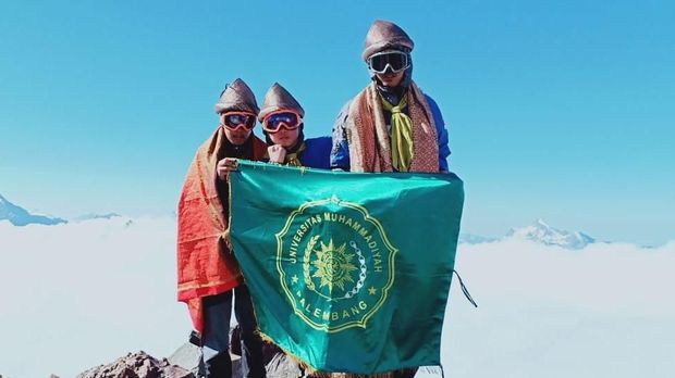Tiga pendaki mahasiswa Universitas Muhammadiyah Palembang di Puncak Elbrus, 14 Agustus 2018.