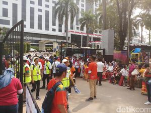 Jelang Gate Dibuka, Penonton Pembukaan Asian Games 2018 Mulai Antre