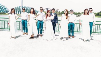 Ivan Tan selaku mempelai pria mengeluhkan jepretan foto outdoor yang overexposure ini. Foto: Facebook/Ivan Tan