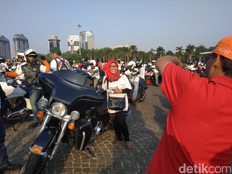 Warga berfoto di motor gede. Foto: Ridwan Arifin Warga berfoto di motor gede. Foto: Ridwan Arifin