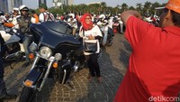 Warga juga sempat berfoto dengan moge milik member MBI. Foto: Ridwan Arifin