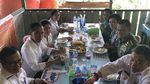 Asyiknya Pramono Anung Saat Makan Duren di Medan dan Garang Asem di Ponorogo