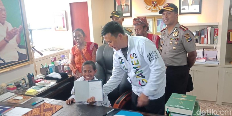 Duduk di Kursi Menpora, Joni Tulis Pesan untuk Anak Indonesia Duduk di Kursi Menpora, Joni Tulis Pesan untuk Anak Indonesia