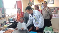 Bahkan Joni diizinkan untuk duduk di kursi Imam Nahrawi. Foto: Eva Safitri/detikcom