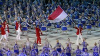 Perenang nasional I Gede Siman Sudartawa resmi menjadi pembawa bendera Indonesia saat defile berlangsung.