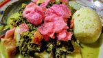 Lamak Nian! Habis Olahraga Makan Katupek Gulai Paku yang Gurih Pedas