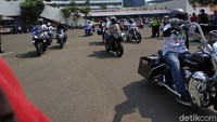 Rombongan moge juga sempat mampir ke kompleks Gedung DPR. Foto: Ridwan Arifin