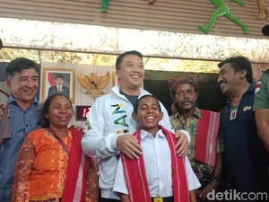 Datang ke Jakarta, Joni Pakai Seragam Baru