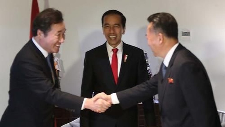 2 Pemimpin Korsel-Korut Salaman di Hadapan Jokowi saat Asian Games 2 Pemimpin Korsel-Korut Salaman di Hadapan Jokowi saat Asian Games