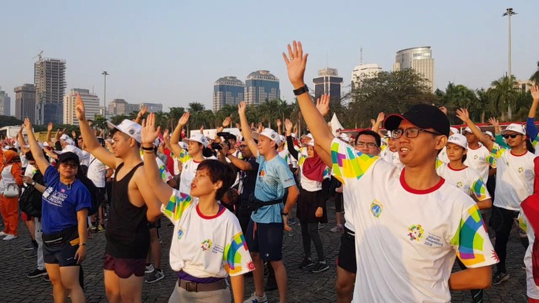 Antusiasme Warga Lihat Pawai Obor Asian Games di Monas Antusiasme Warga Lihat Pawai Obor Asian Games di Monas