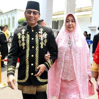 Menteri Koordinator bidang Politik, Hukum, dan Keamanan, Wiranto memilih baju adat khas Sulewesi Tengah. Atasan model jas tutup tersebut dihiasi aksen bordir emas. (Foto: Rengga Sencaya/detikfoto)