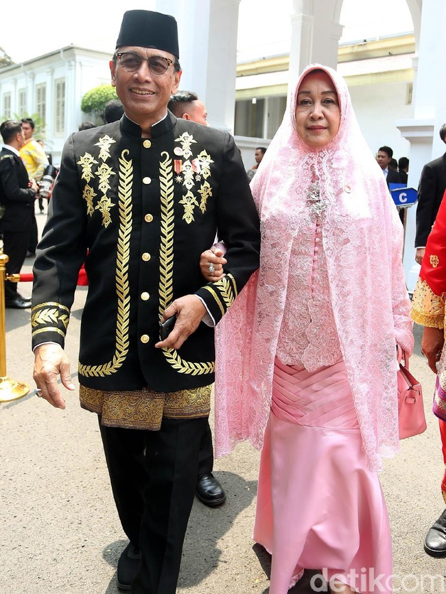 Menteri Koordinator bidang Politik, Hukum, dan Keamanan, Wiranto memilih baju adat khas Sulewesi Tengah. Atasan model jas tutup tersebut dihiasi aksen bordir emas. (Foto: Rengga Sencaya/detikfoto)