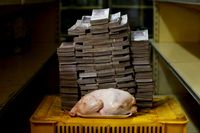 Setumpuk Uang Bolivar Venezuela yang Hanya Seharga Seekor Ayam