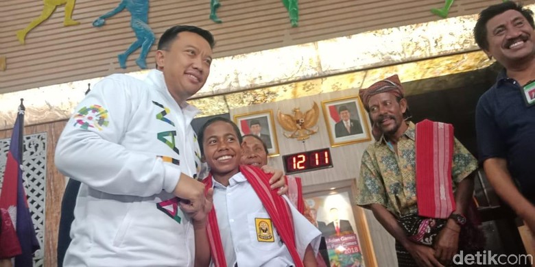 Cerita Bocah Joni yang Sigap Panjat Tiang Bendera Meski Sakit Cerita Bocah Joni yang Sigap Panjat Tiang Bendera Meski Sakit