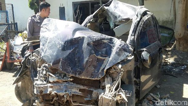 Mobil Seruduk Toko Kelontong di Bondowoso, Sopir Tewas Seketika