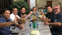 Berkunjung ke Medan rasanya tidak lengkap jika tidak menyantap buah durian. Buah yang satu ini ternyata digemari Erick sedari dulu. Foto: Instagram: @erickthohir
