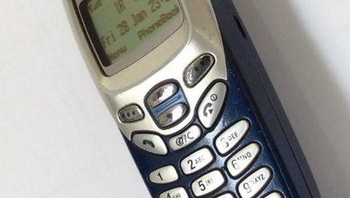Rilis tahun 2001, ini adalah andalan Samsung di masa itu pada segmen bawah, yaitu R220. (istimewa/phonearena) 
