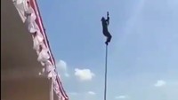 Video aksi Serma Timbul Prawoto panjat tiang bendera untuk betulkan tali bendera yang tersangkut viral di media sosial. Peristiwa ini terjadi saat upacara Hari Kemerdekaan ke-73 RI, Jumat (17/8/2018).