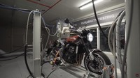 Sekarang Akrapovic membuat terobosan baru untuk menguji motor dan knalpotnya. Yaitu dengan Robotyc-Dino. Foto: Dok. Akrapovic